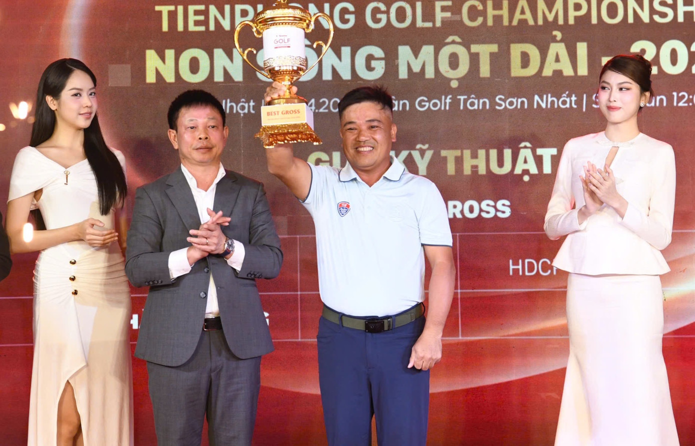 Nhà báo Phùng Công Sưởng - Tổng Biên tập báo Tiền Phong - Trưởng Ban tổ chức giải và Hoa hậu Huỳnh Thị Thanh Thủy, Á hậu Nguyễn Lê Ngọc Thảo chúc mừng chức vô địch của golfer Tăng Thành Trung.