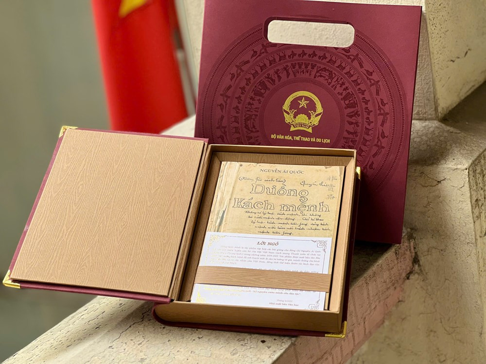 Cuốn sách được tái hiện theo bản gốc xuất bản năm 1927, các bản sách có đánh số giới hạn. Ảnh: Cục Xuất bản, In và Phát hành.