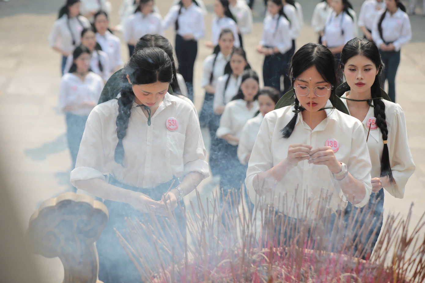 Thí sinh mặc trang phục nền nã, lịch sự khi dâng hương tưởng niệm.