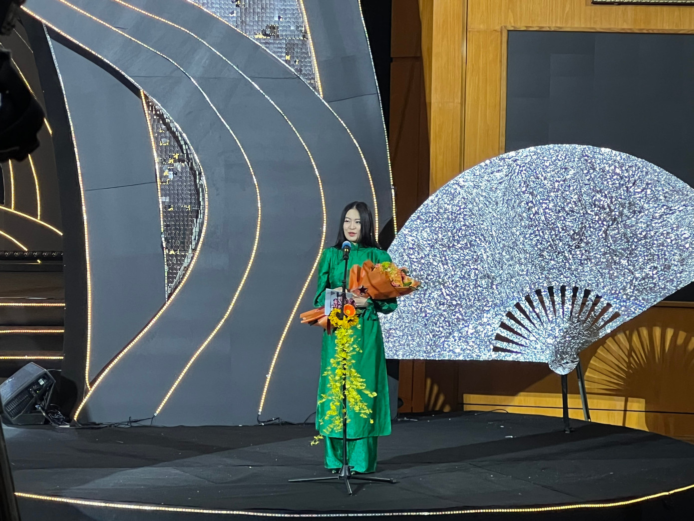 Nữ ca sĩ nói giải thưởng là động lực để cô nỗ lực làm nghề và được góp sức nhỏ vào môi trường âm nhạc. Nữ ca sĩ nói giải thưởng là động lực để cô nỗ lực làm nghề và được góp sức nhỏ vào môi trường âm nhạc.