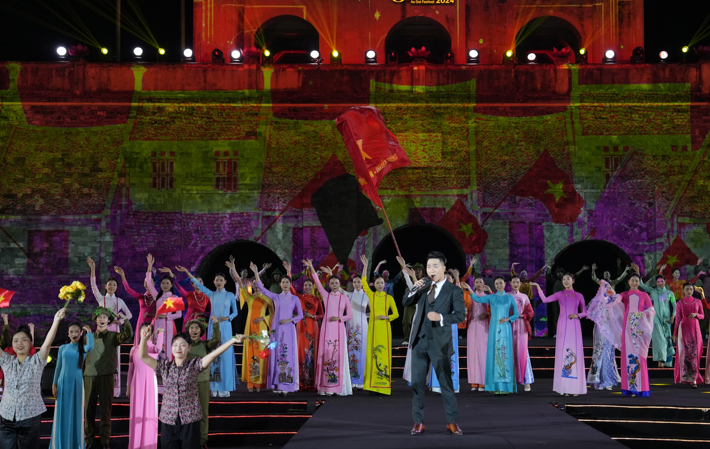 Những tà áo dài trong ngày Giải phóng Thủ đô 70 năm về trước được tái hiện trong ca khúc Tiến về Hà Nội.