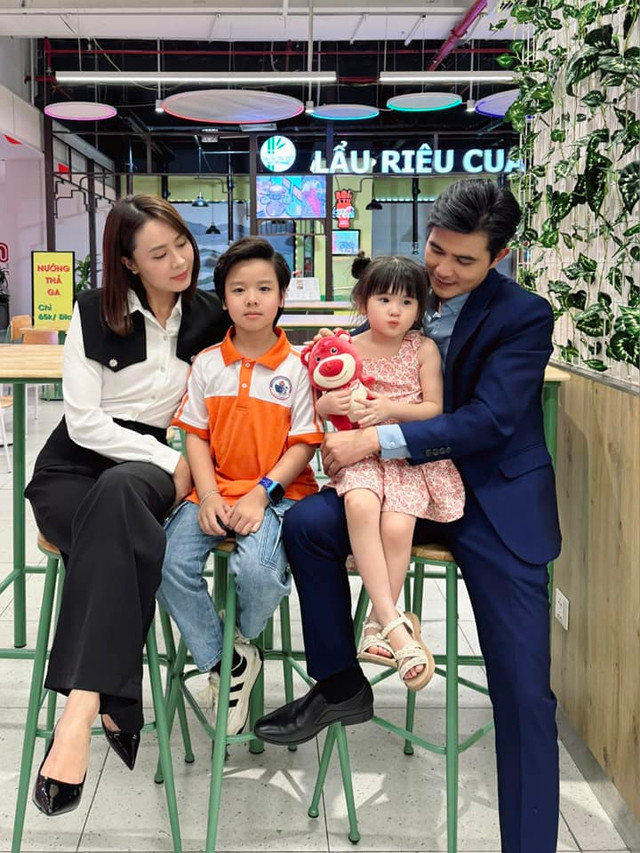 Quang Sự dò hỏi ý kiến khán giả về kết phim. Quang Sự dò hỏi ý kiến khán giả về kết phim.