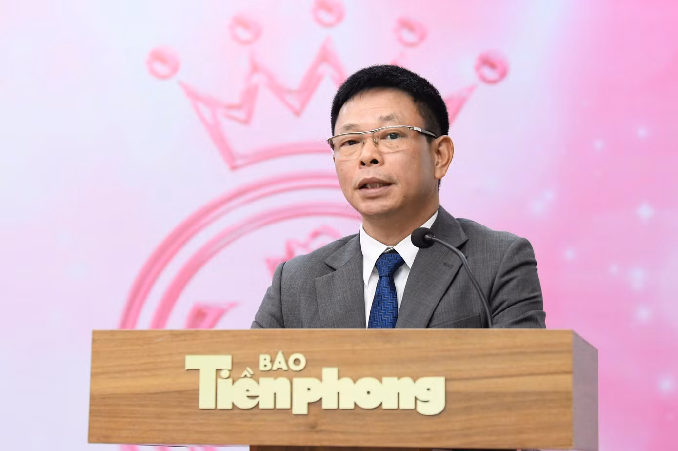 Nhà báo Phùng Công Sưởng - Tổng Biên tập báo Tiền Phong - Trưởng Ban tổ chức Hoa hậu Việt Nam 2024 - phát biểu tại sự kiện. Ảnh: Trọng Tài.