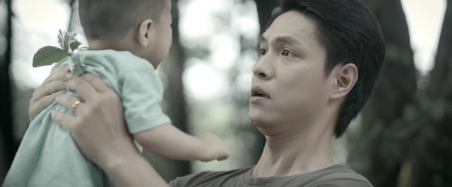 Ông Toại nhớ khoảnh khắc Công mới chào đời, rồi lững chững tập đi. Ông Toại nhớ khoảnh khắc Công mới chào đời, rồi lững chững tập đi.