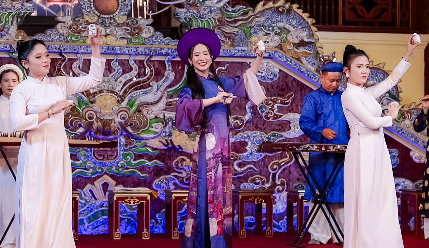 Các thí sinh khoe tài năng. Các thí sinh khoe tài năng.