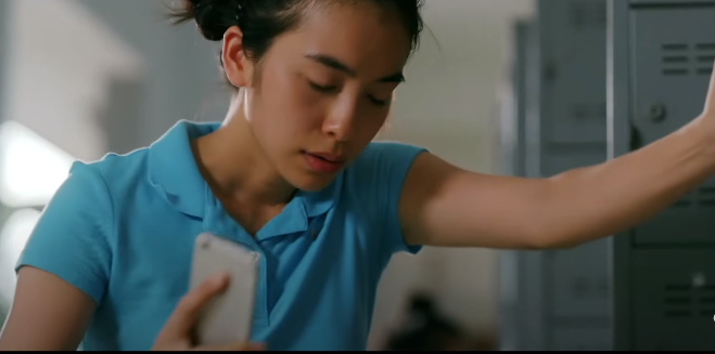 Hoài ngất xỉu trong giờ giải lao. Ảnh: CMH.