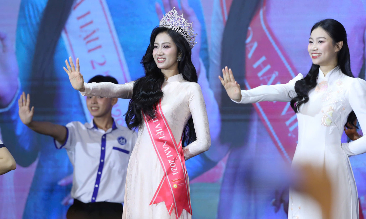 Hai người đẹp được cổ vũ nhiệt tình. Ảnh: Duy Anh. Hai người đẹp được cổ vũ nhiệt tình. Ảnh: Duy Anh.