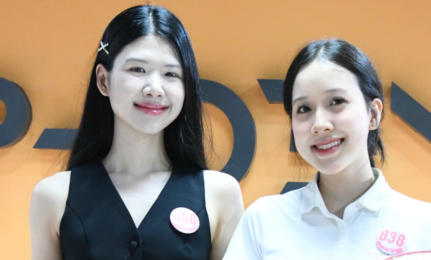 Hai nữ sinh đến từ Đại học RMIT là Đinh Hoàng Linh Đan (trái) và Hà Thu Trang.