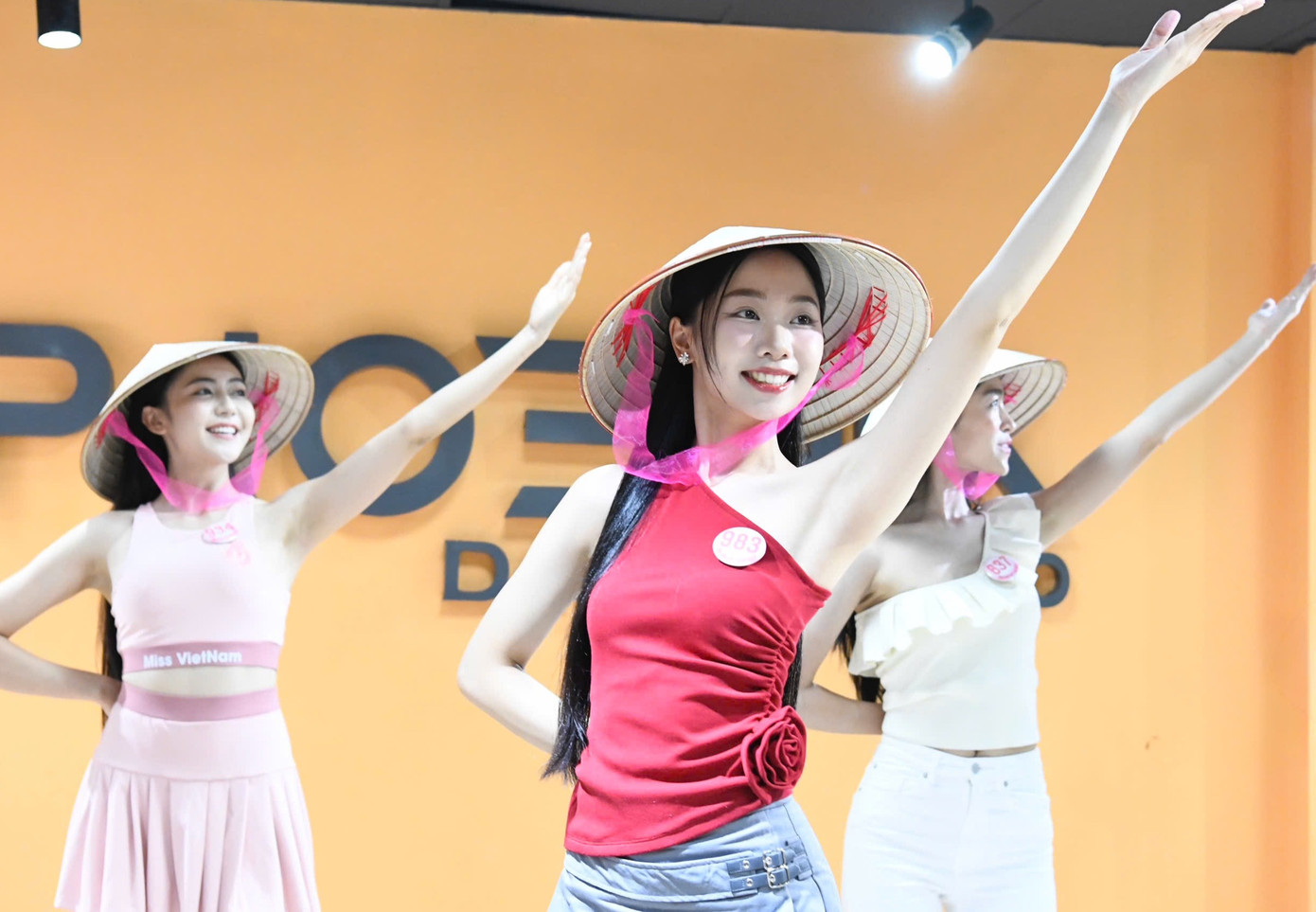 Sau hai buổi luyện tập liên tục, biên đạo Võ Hồng Ngọc (Env) nhận xét thí sinh Hoa hậu Việt Nam cảm nhạc tốt, có tố chất về vũ đạo. Một số thí sinh nổi trội nhờ được học múa, nhảy từ nhỏ.