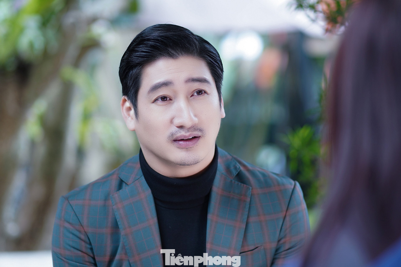 Sau ba vai phản diện liên tiếp trong Hoa hồng trên ngực trái, Hồ sơ cá sấu và Mặt nạ gương, diễn viên Ngọc Quỳnh trải qua năm 2022 khá im ắng trên màn ảnh nhỏ. Trong cuộc gặp gỡ với PV Tiền Phong, nam diễn viên cho biết anh dành trọn năm 2022 để tham gia một bộ phim ở phía Nam. Ảnh: TRỌNG QUÂN.