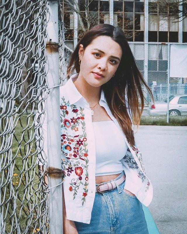 Sau khi Chung Lệ Đề ly hôn với doanh nhân người Bỉ, Yasmine Ross theo mẹ về Trung Quốc sống. Đến năm 18 tuổi, cô nàng sang Canada du học.