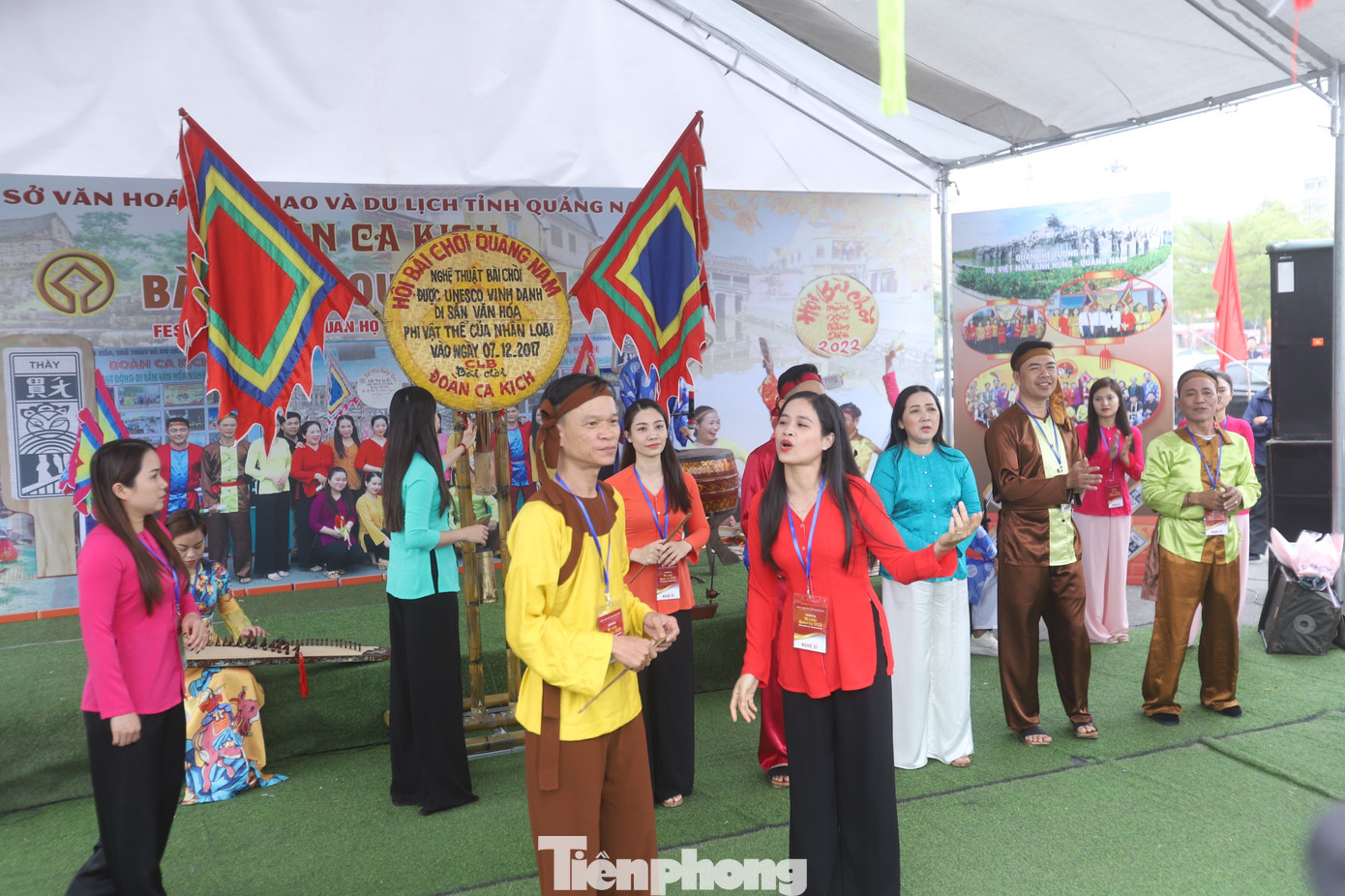 Nghệ sĩ trình diễn hát Bài Chòi tại Không gian trưng bày Hành trình sắc màu di sản văn hóa phi vật thể đại diện các vùng miền được tổ chức sáng 24/2. Ảnh: TRỌNG TÀI.