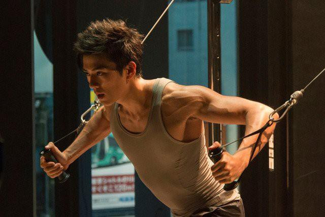 Điển trai, tài năng nhưng nam diễn viên sinh năm 1996 lại vướng phải vụ bê bối khiến người hâm mộ hoang mang. Thời gian gần đây, Arata Mackenyu bị khui lại quá khứ từng quan hệ tình cảm với bạn của mẹ mình từ khi mới 14 tuổi.