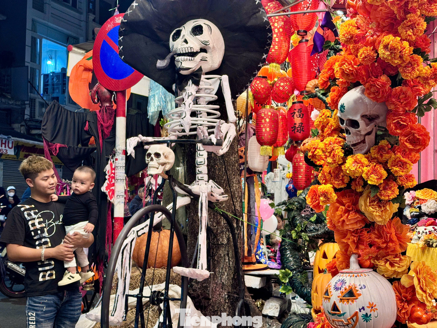 Để hút khách, các cửa hàng đầu tư trang trí, sắp xếp những món đồ chơi độc lạ, bắt mắt ngay lối vào.