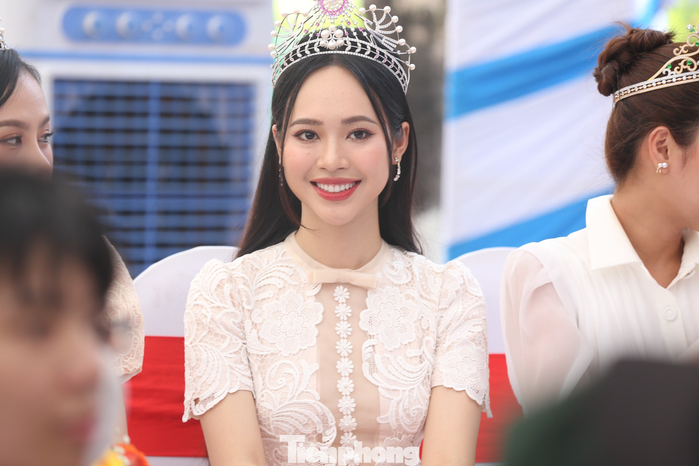 Á hậu 1 HHVN 2022 Trịnh Thùy Linh xuất hiện rạng rỡ tại Diễn đàn Điều em muốn nói. Người đẹp Thanh Hóa cởi mở, gần gũi khi giao lưu với các học sinh Nghệ An.