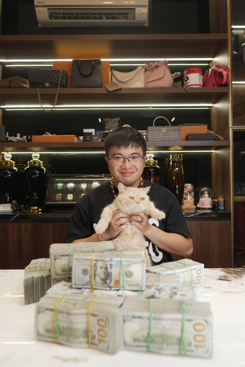 Một số hình ảnh khoe mẽ phản cảm của Mr Pips. Một số hình ảnh khoe mẽ phản cảm của Mr Pips.