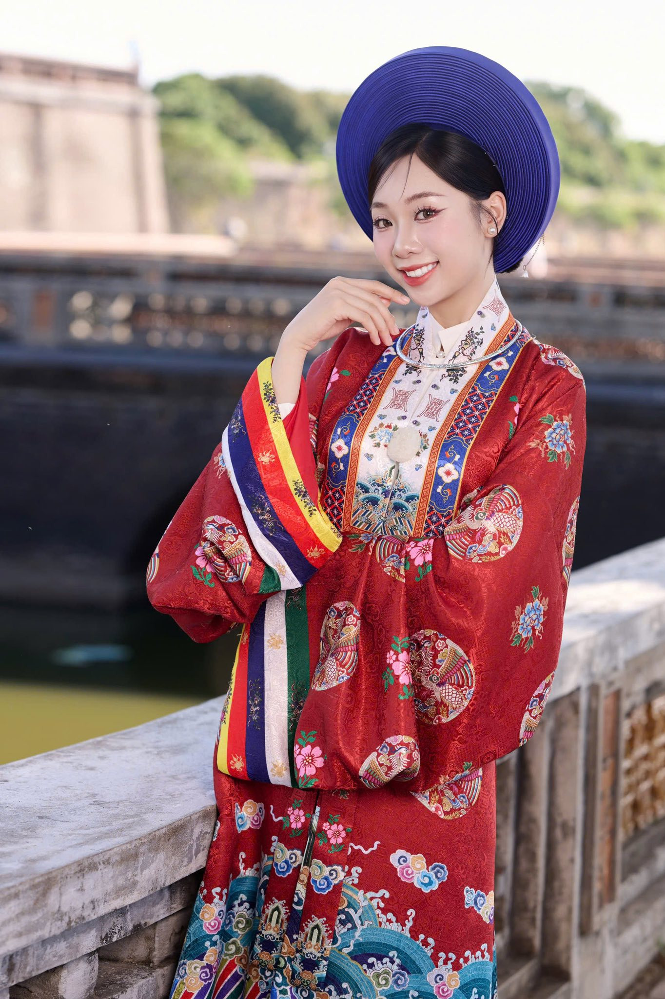 Thí sinh Phạm Thùy Dương chụp bộ ảnh áo dài ở Đại nội. Thí sinh Phạm Thùy Dương chụp bộ ảnh áo dài ở Đại nội.