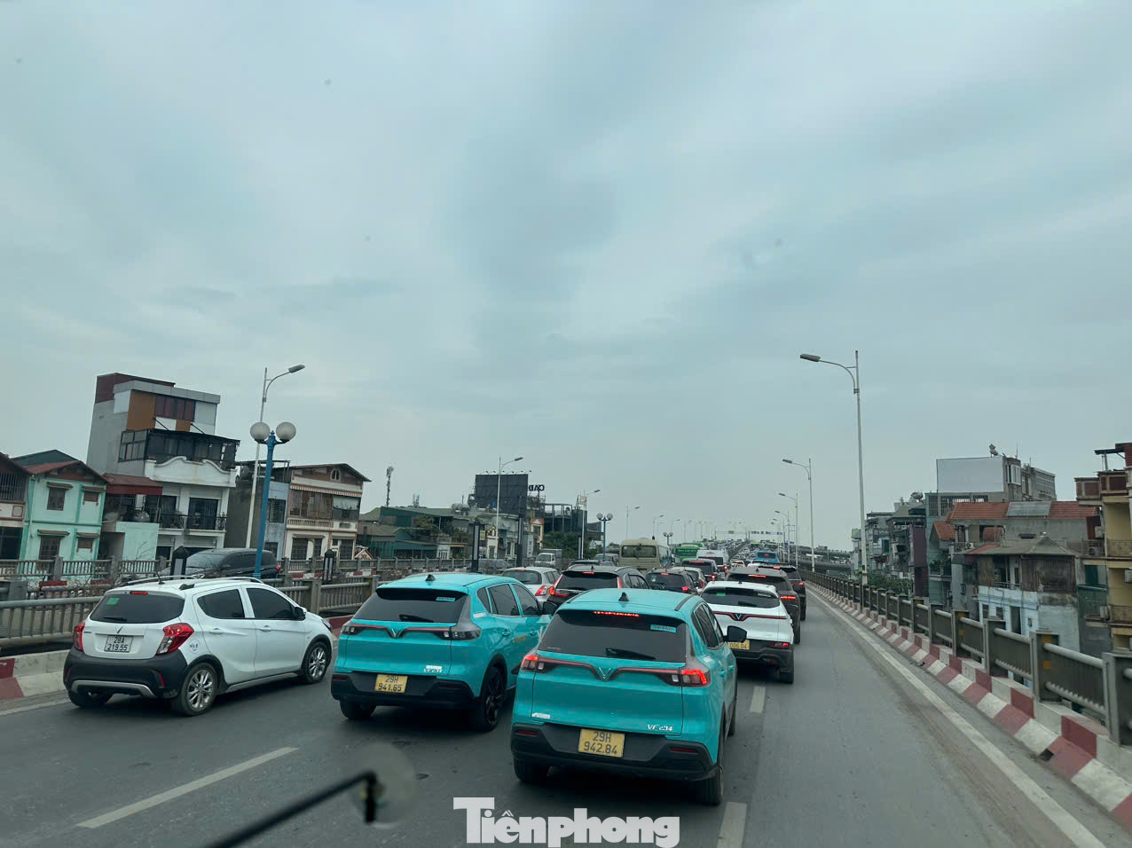 Giao thông tắc nghẽn trên cầu Vĩnh Tuy, hướng từ nội thành đi Ocean Park.