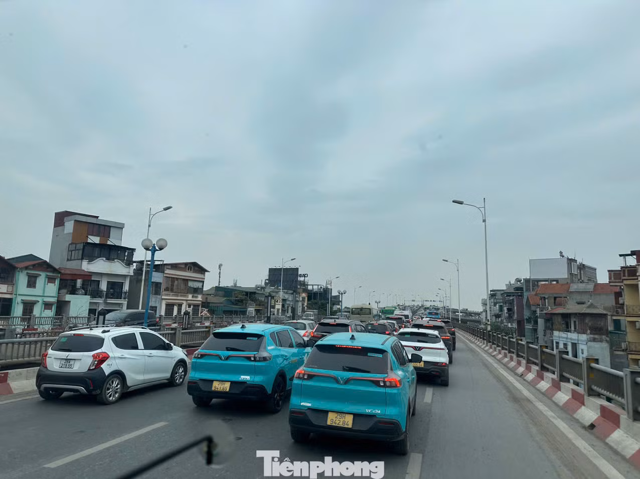 Giao thông tắc nghẽn trên cầu Vĩnh Tuy, hướng từ nội thành đi Ocean Park.