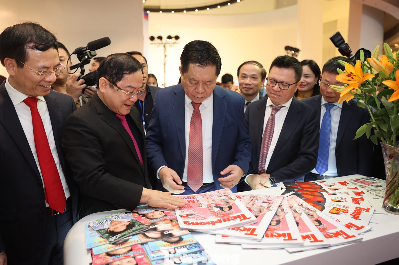 Trưởng Ban Tuyên giáo T.Ư Nguyễn Trọng Nghĩa thăm gian trưng bày của báo Tiền Phong. Ông Nguyễn Trọng Nghĩa bày tỏ sự vui mừng khi nhận thấy Hội báo toàn quốc năm nay có công tác tổ chức chu đáo, nhiều hoạt động phong phú, các ấn phẩm báo chí tiêu biểu được trưng bày rất đa dạng và sinh động, bắt kịp xu hướng tiến bộ của báo chí hiện đại (ảnh: Như Ý).