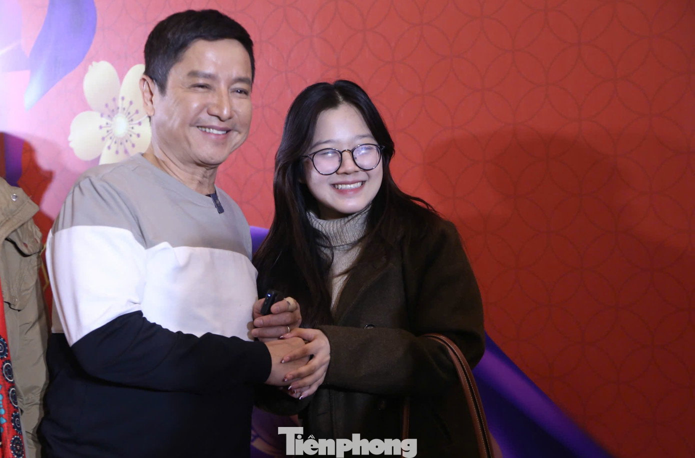 Tối 16/1, trước giờ ghi hình, NSƯT Chí Trung tranh thủ giao lưu, chụp hình với người hâm mộ. Anh vui vẻ quay clip cùng khán giả để đăng TikTok. NSƯT Chí Trung nói Táo Quân có lăng kính hài hước, có chút phê phán, nghệ sĩ phải làm sao để mọi người hiểu thông điệp mà chương trình muốn truyền tải.