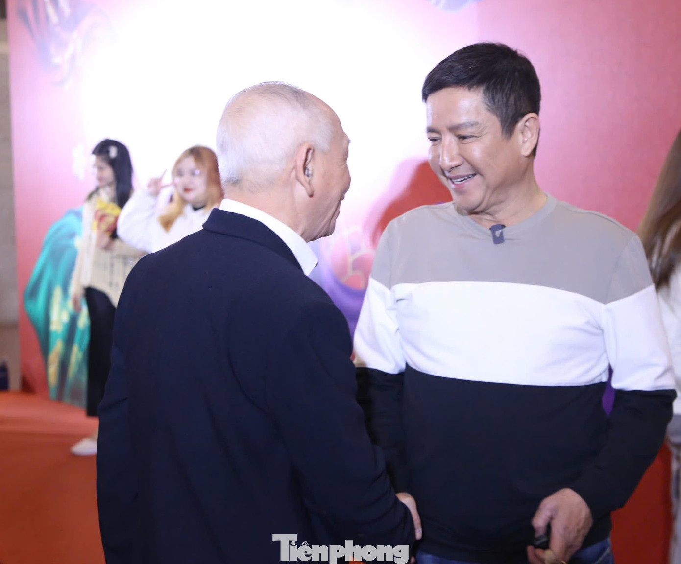 Tối 16/1, trước giờ ghi hình, NSƯT Chí Trung tranh thủ giao lưu, chụp hình với người hâm mộ. Anh vui vẻ quay clip cùng khán giả để đăng TikTok. NSƯT Chí Trung nói Táo Quân có lăng kính hài hước, có chút phê phán, nghệ sĩ phải làm sao để mọi người hiểu thông điệp mà chương trình muốn truyền tải.