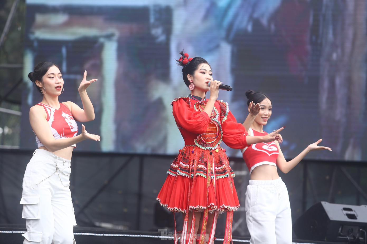 Hà Myo tạo nên sự phá cách độc đáo khi kết hợp đan xen giữa truyền thống và hiện đại. Tiết mục càng sôi động hơn qua phần trình diễn của nữ ca sĩ và dàn vũ công. Khán giả tại sân vận động ĐH Sư phạm Hà Nội tại Ngày thẻ Việt Nam 2023 cũng hào hứng khoe giọng cùng nữ ca sĩ.