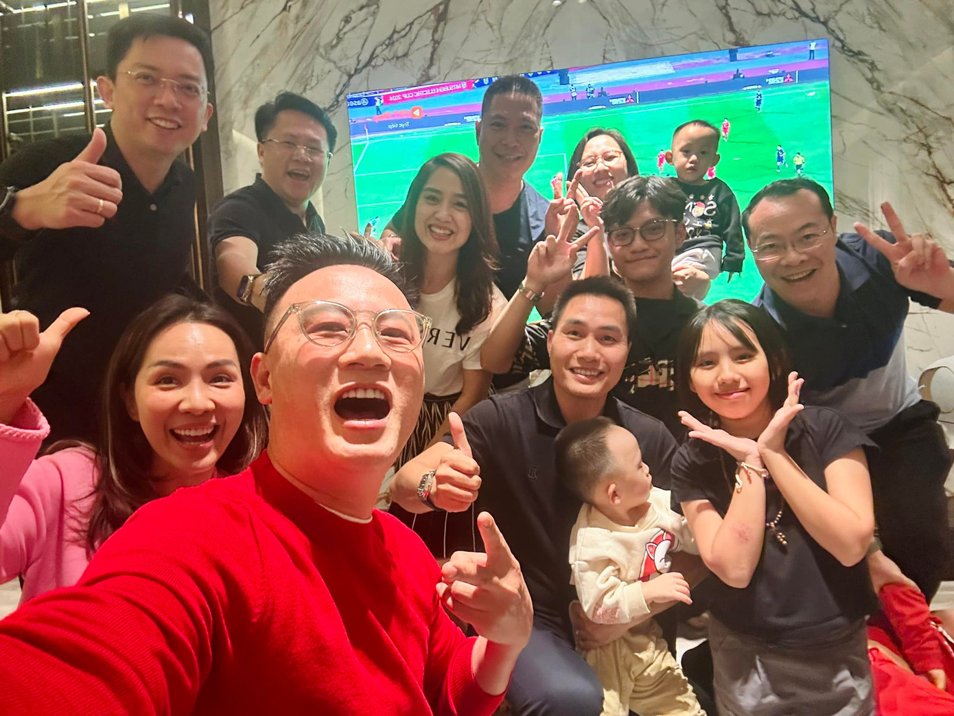 Ca sĩ Hoàng Bách cổ vũ tuyển Việt Nam. Ảnh: FBNV. Ca sĩ Hoàng Bách cổ vũ tuyển Việt Nam. Ảnh: FBNV.