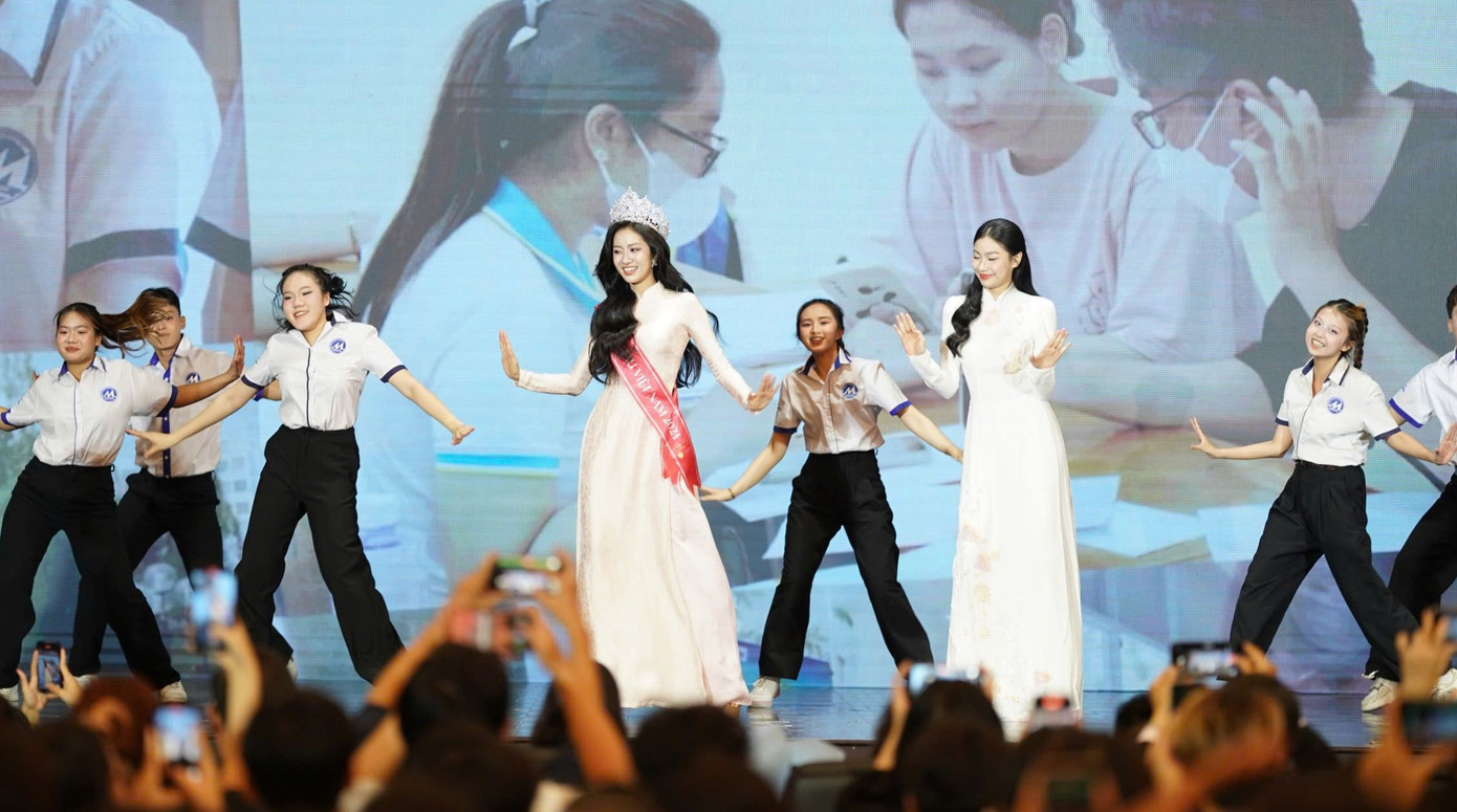 Hoa hậu Hà Trúc Linh và người đẹp Trần Thị Huyền Cơ khoe vũ đạo uyển chuyển trong ca khúc truyền thống của trường. Hoa hậu Hà Trúc Linh và người đẹp Trần Thị Huyền Cơ khoe vũ đạo uyển chuyển trong ca khúc truyền thống của trường.