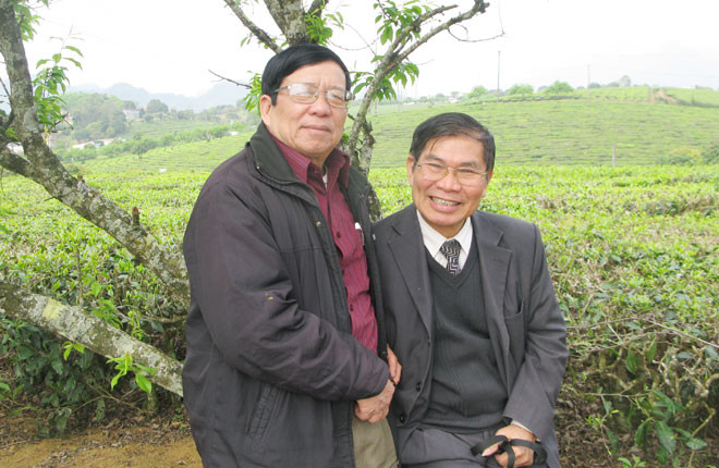 Nhà văn Đào Thắng (trái) và đồng nghiệp - nhà thơ Lê Tuấn Lộc.