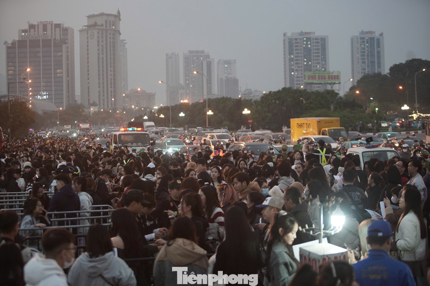 Cảnh ùn tắc, dòng người chen nhau chật cứng trước cổng. Phía trong sân, không khí càng thêm náo nhiệt vì gần sát giờ diễn.