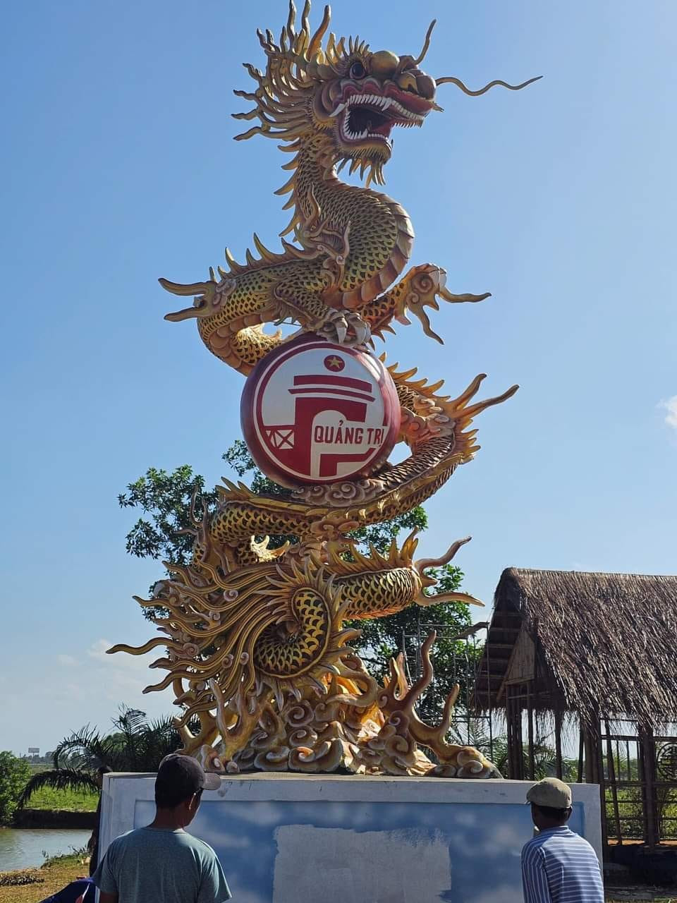 Một bức tượng rồng khác ở Quảng Trị, được đặt ở cầu Lai Phước. Tác phẩm được hoàn thiện dưới bàn tay của nghệ nhân Trần Hòa. Tượng rồng đón Tết Giáp Thìn gây ấn tượng với đường công mỹ miều, phối màu vàng nhũ đồng.