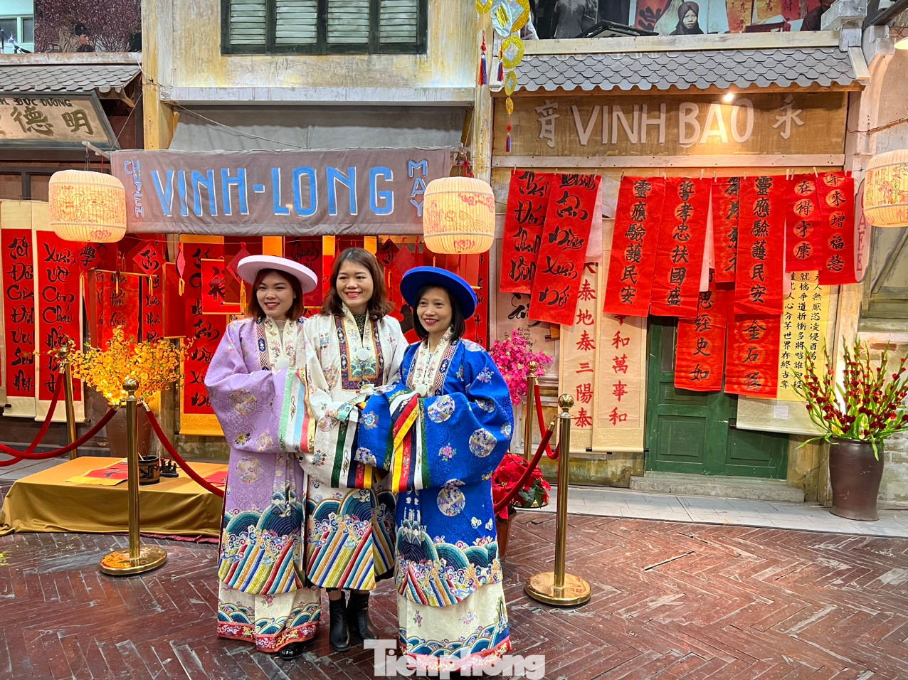 Không gian bên ngoài được bày trí công phu, tái hiện không gian đường phố vào ngày xuân. Lộ trình tham quan được bắt đầu từ Đoan Môn và khép lại tại Khu di tích khảo cổ 18 Hoàng Diệu. Khép lại tour đêm ở Hoàng thành, du khách thưởng thức ẩm thực cung đình dưới bóng cây bồ đề.