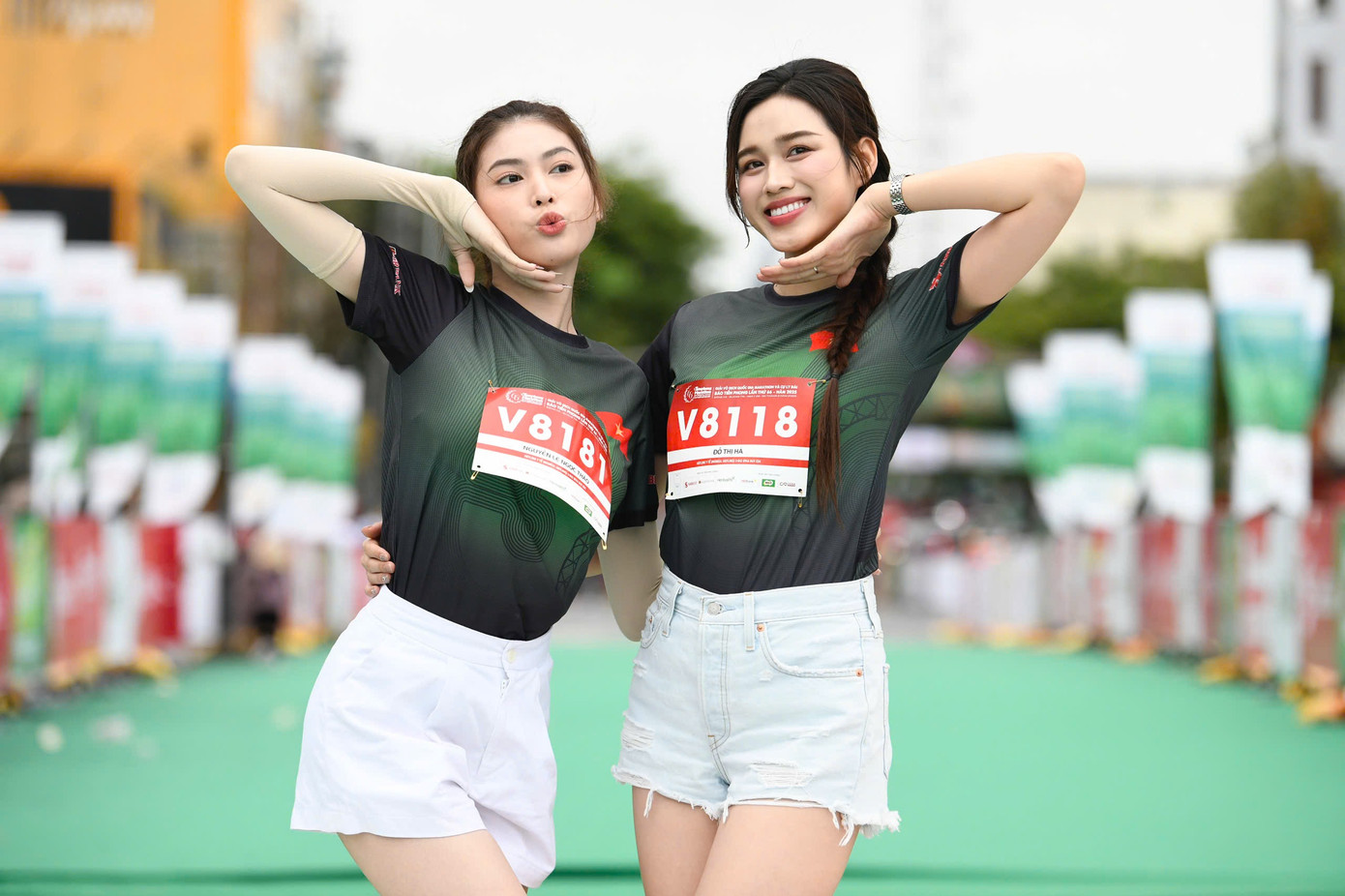 Biểu cảm dễ thương của hai người đẹp ở vạch đích Tiền Phong Marathon 2025.