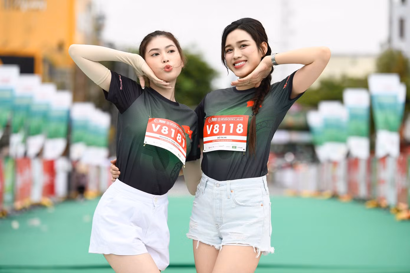 Biểu cảm dễ thương của hai người đẹp ở vạch đích Tiền Phong Marathon 2025.