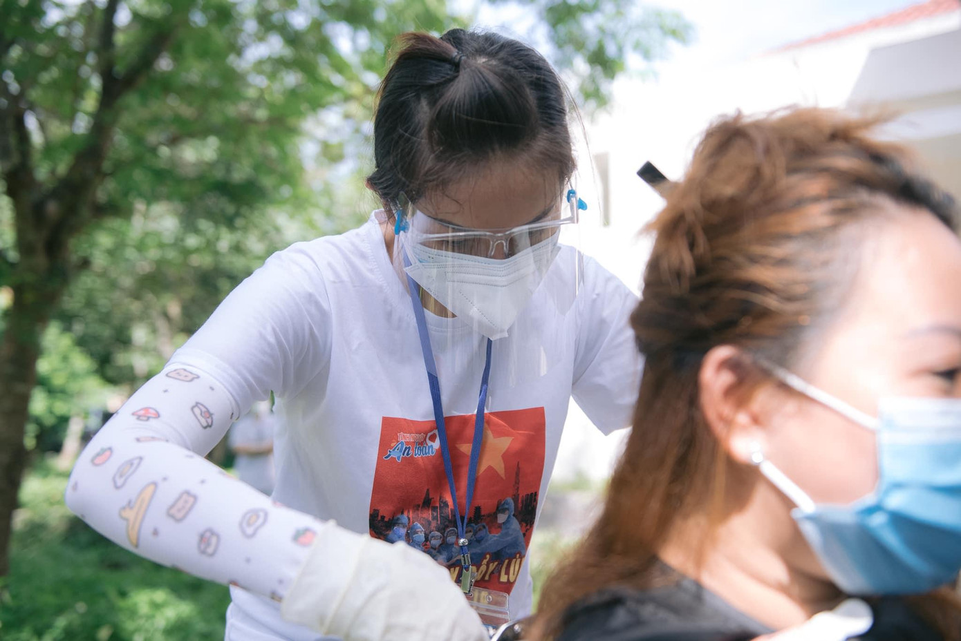 Cùng với Phương Thanh, Khả Như cũng nằm trong số các nghệ sĩ tham gia vào đội tình nguyện cắt tóc cho các y, bác sĩ ở Bệnh viện Huyện Củ Chi - TP.HCM Cùng với Phương Thanh, Khả Như cũng nằm trong số các nghệ sĩ tham gia vào đội tình nguyện cắt tóc cho các y, bác sĩ ở Bệnh viện Huyện Củ Chi - TP.HCM