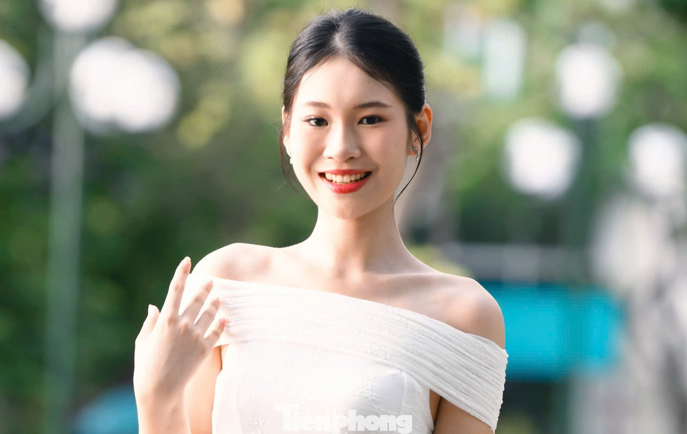 Sinh ra và lớn lên tại huyện Văn Chấn (tỉnh Yên Bái), tuổi thơ của Hiền Nhi gắn liền với đồng ruộng, núi đồi.