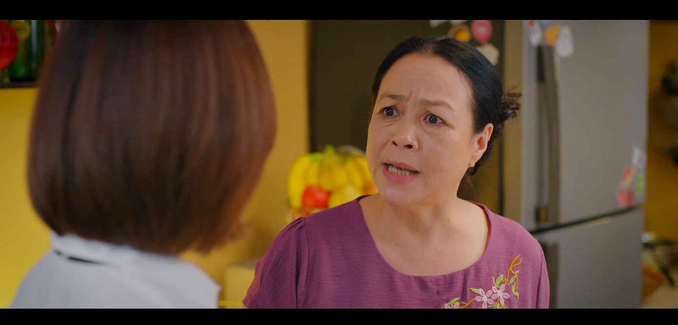 Bà Nga không hài lòng vì cho rằng con gái qua lại cùng lúc với hai người đàn ông.