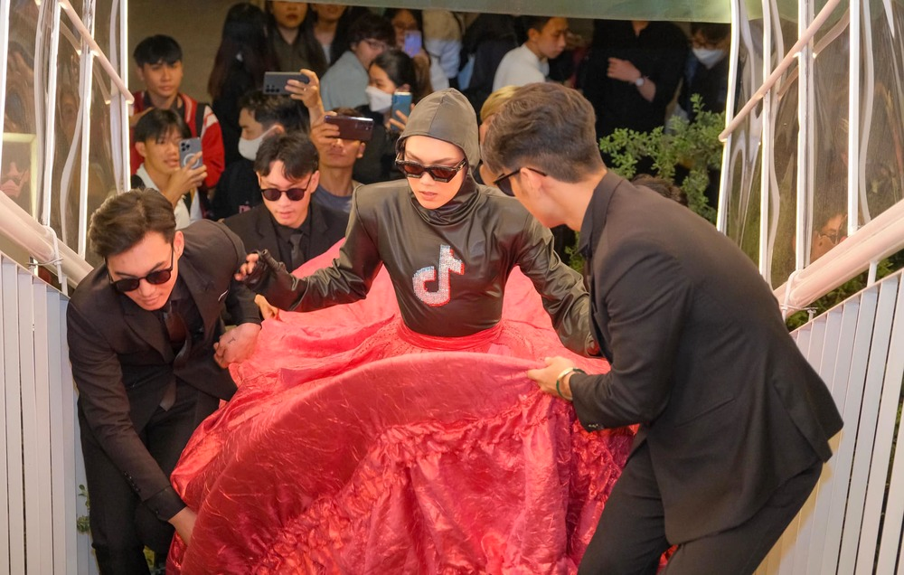 Những lần Phạm Thoại gây choáng vì trang phục cồng kềnh. Những lần Phạm Thoại gây choáng vì trang phục cồng kềnh.