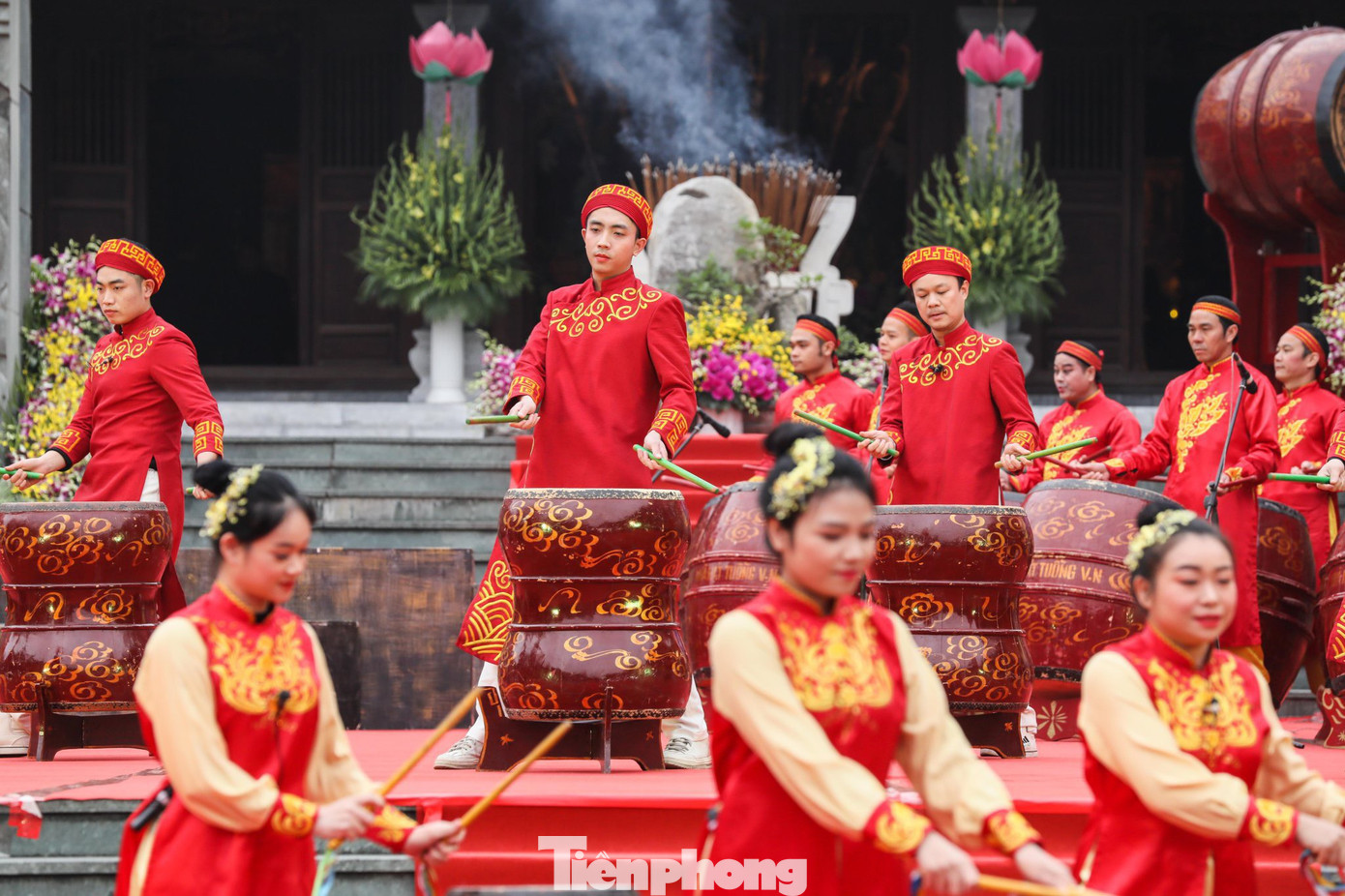 Trong diễn văn khai mạc lễ hội, Phó Bí thư Quận ủy - Chủ tịch UBND quận Đống Đa Lê Tuấn Định nhắc lại công lao của Hoàng đế Quang Trung cùng các tướng sĩ nghĩa quân Tây Sơn trong chiến thắng Ngọc Hồi - Đống Đa. "Chiến thắng này là bản anh hùng ca bất hủ trong lịch sử đấu tranh dựng nước và giữ nước của dân tộc, minh chứng cho nghệ thuật quân sự tuyệt vời", ông Lê Tuấn Định phát biểu. Ảnh: NHƯ Ý.