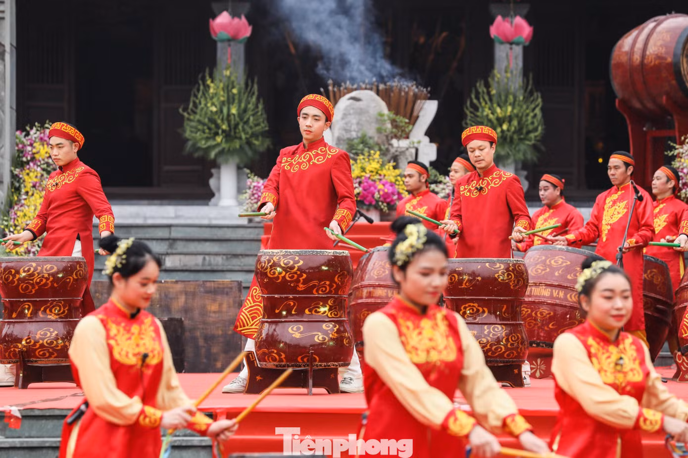 Trong diễn văn khai mạc lễ hội, Phó Bí thư Quận ủy - Chủ tịch UBND quận Đống Đa Lê Tuấn Định nhắc lại công lao của Hoàng đế Quang Trung cùng các tướng sĩ nghĩa quân Tây Sơn trong chiến thắng Ngọc Hồi - Đống Đa. "Chiến thắng này là bản anh hùng ca bất hủ trong lịch sử đấu tranh dựng nước và giữ nước của dân tộc, minh chứng cho nghệ thuật quân sự tuyệt vời", ông Lê Tuấn Định phát biểu. Ảnh: NHƯ Ý.