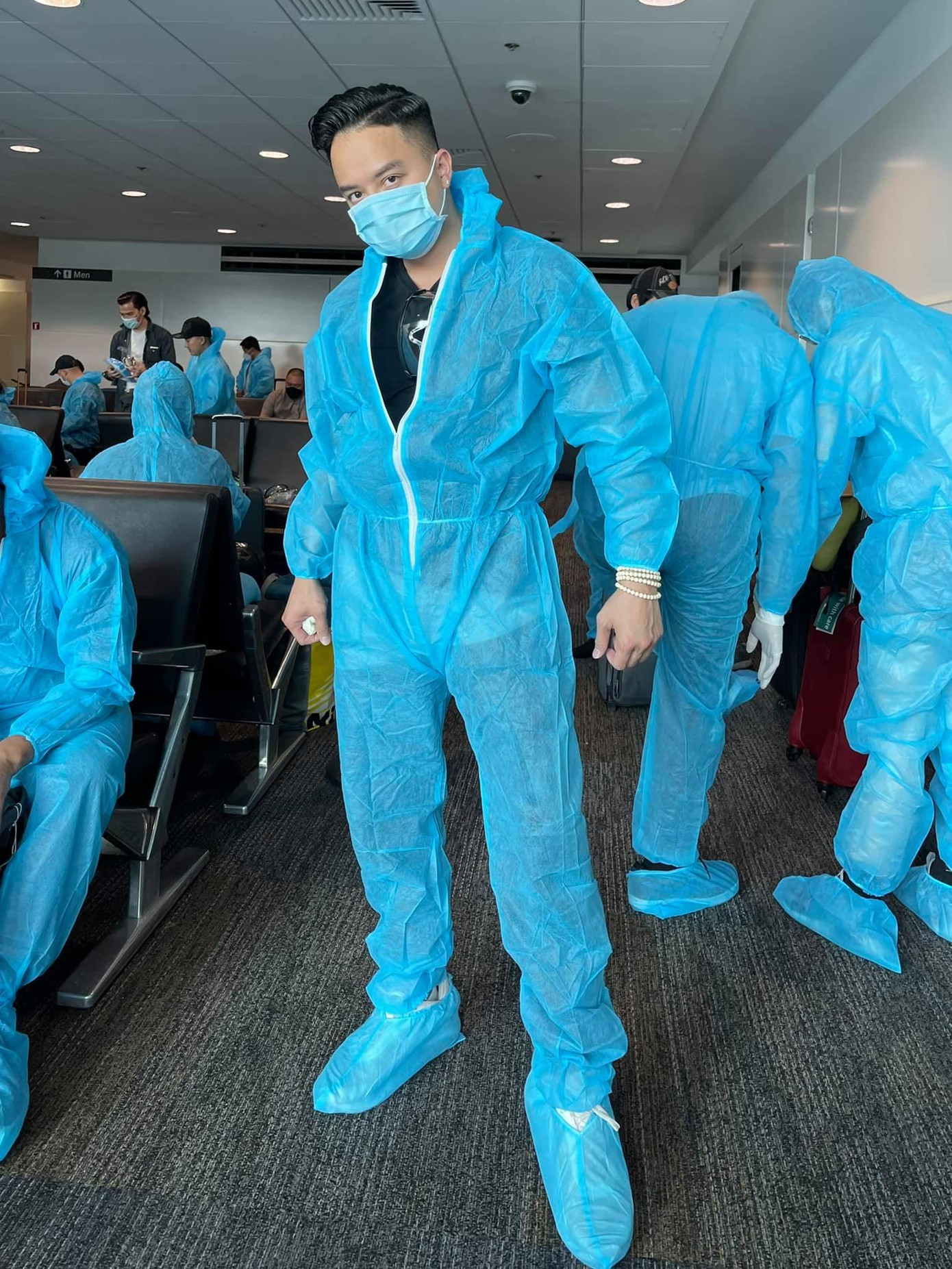 Nam ca sĩ đăng tải bức hình kỉ niệm khi mặc đồ bảo hộ.