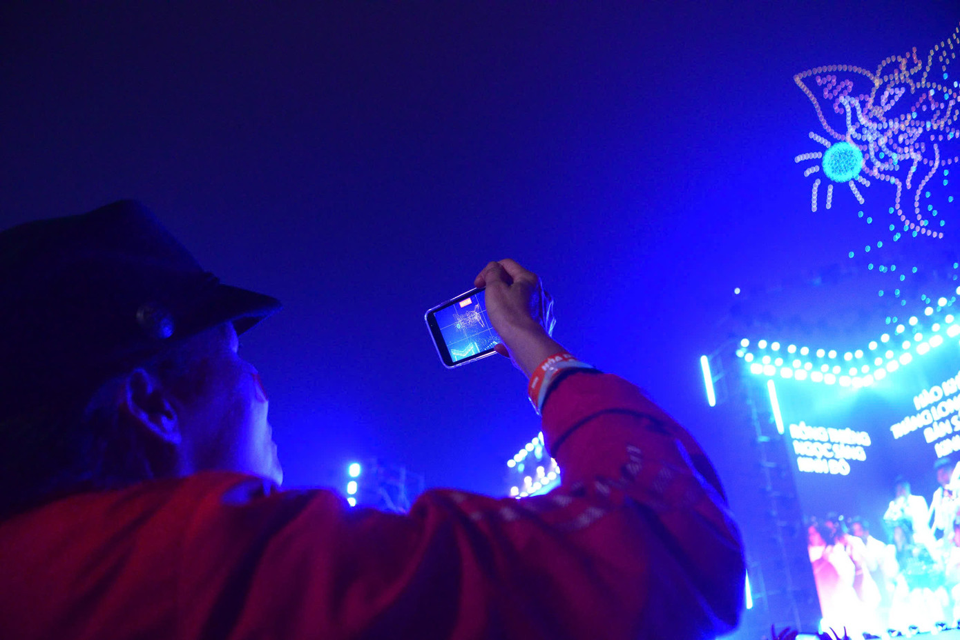 Khán giả chiêm ngưỡng màn trình diễn ánh sáng quy mô lớn tại Hồ Tây.