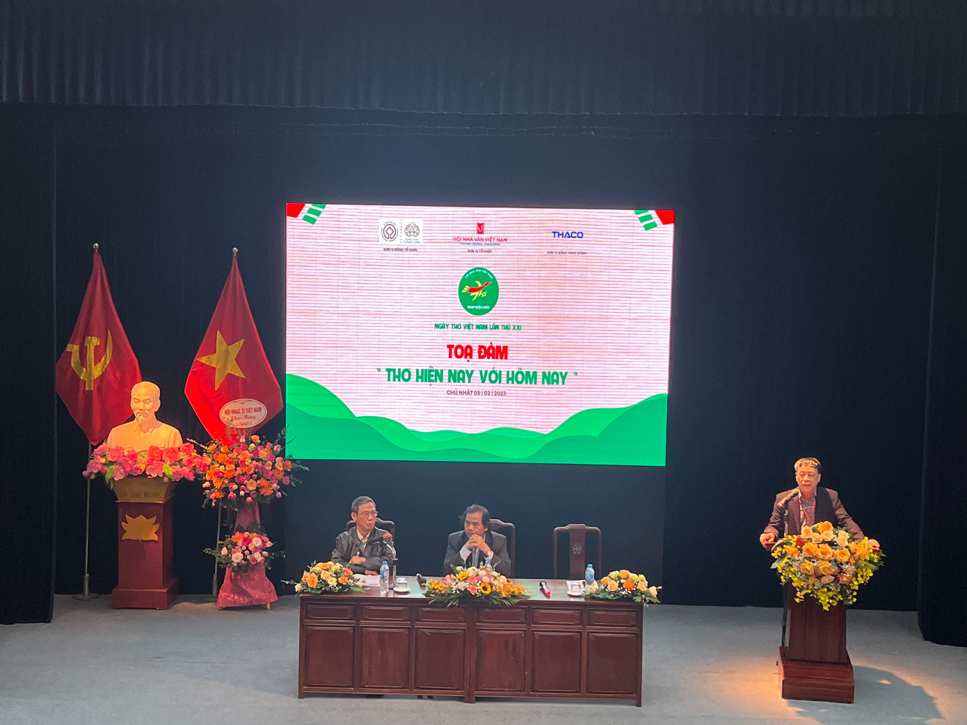 Tọa đàm Thơ hiện nay với hôm nay diễn ra sáng 5/2 tại Hoàng thành Thăng Long. Ảnh: TOÁN PHAN. Tọa đàm Thơ hiện nay với hôm nay diễn ra sáng 5/2 tại Hoàng thành Thăng Long. Ảnh: TOÁN PHAN.