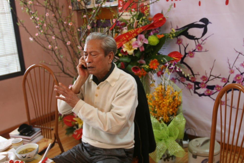 Đạo diễn Long Vân tư vấn cho đoàn phim qua điện thoại. Đạo diễn Long Vân tư vấn cho đoàn phim qua điện thoại.