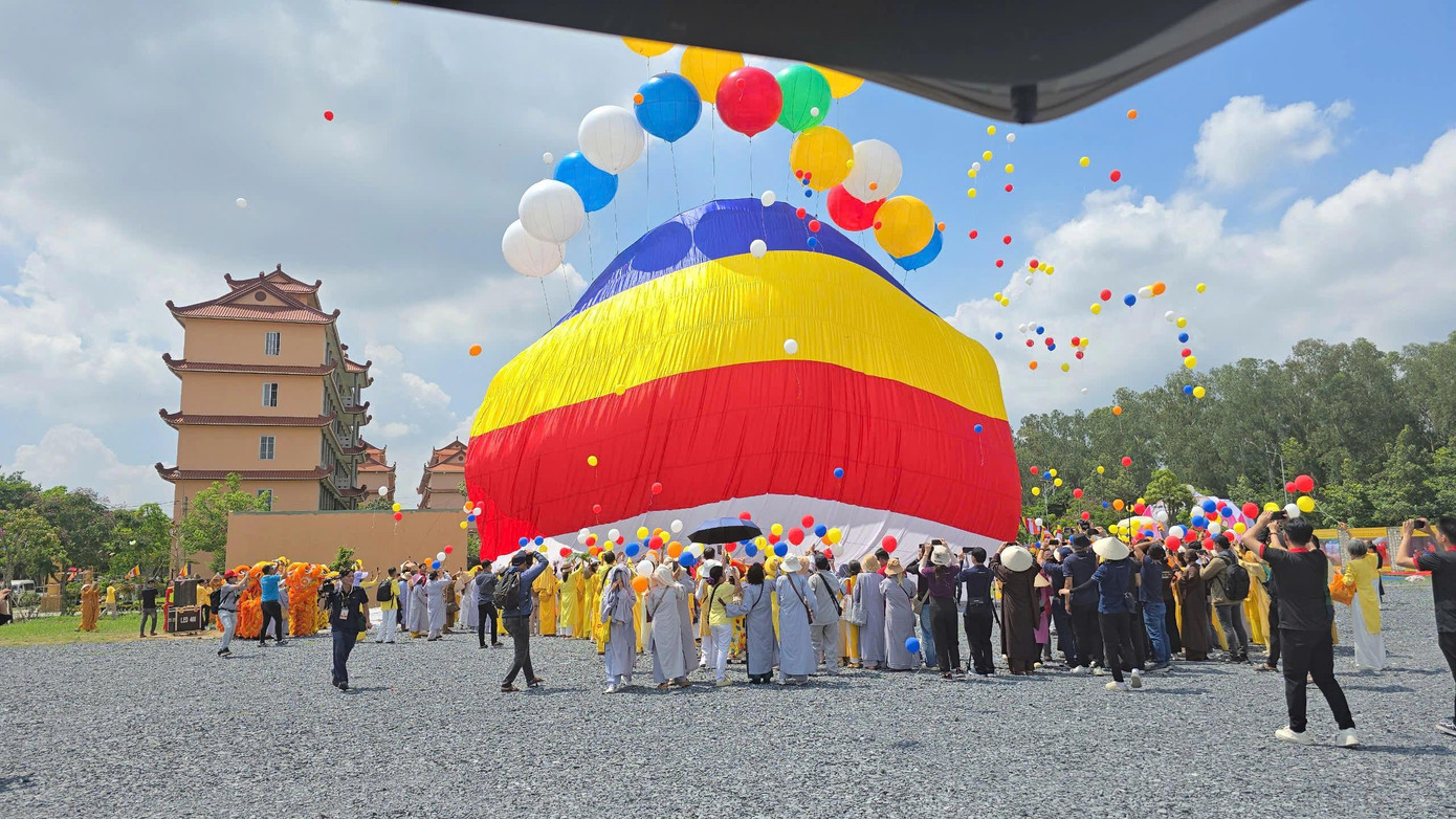 Lá cờ Phật giáo có kích thước 500 m2.