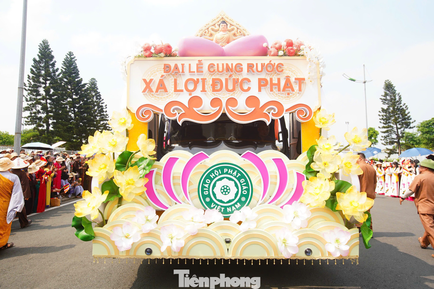 Chuyến bay đưa xá lợi Phật - bảo quốc gia Ấn Độ - ra Hà Nội hạ cánh an toàn tại sân bay Nội Bài khoảng 14h30 chiều 13/5.