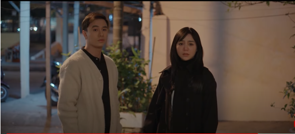 Quân ghen khi thấy Hạnh và Trung thân thiết. Ảnh: CMH. Quân ghen khi thấy Hạnh và Trung thân thiết. Ảnh: CMH.