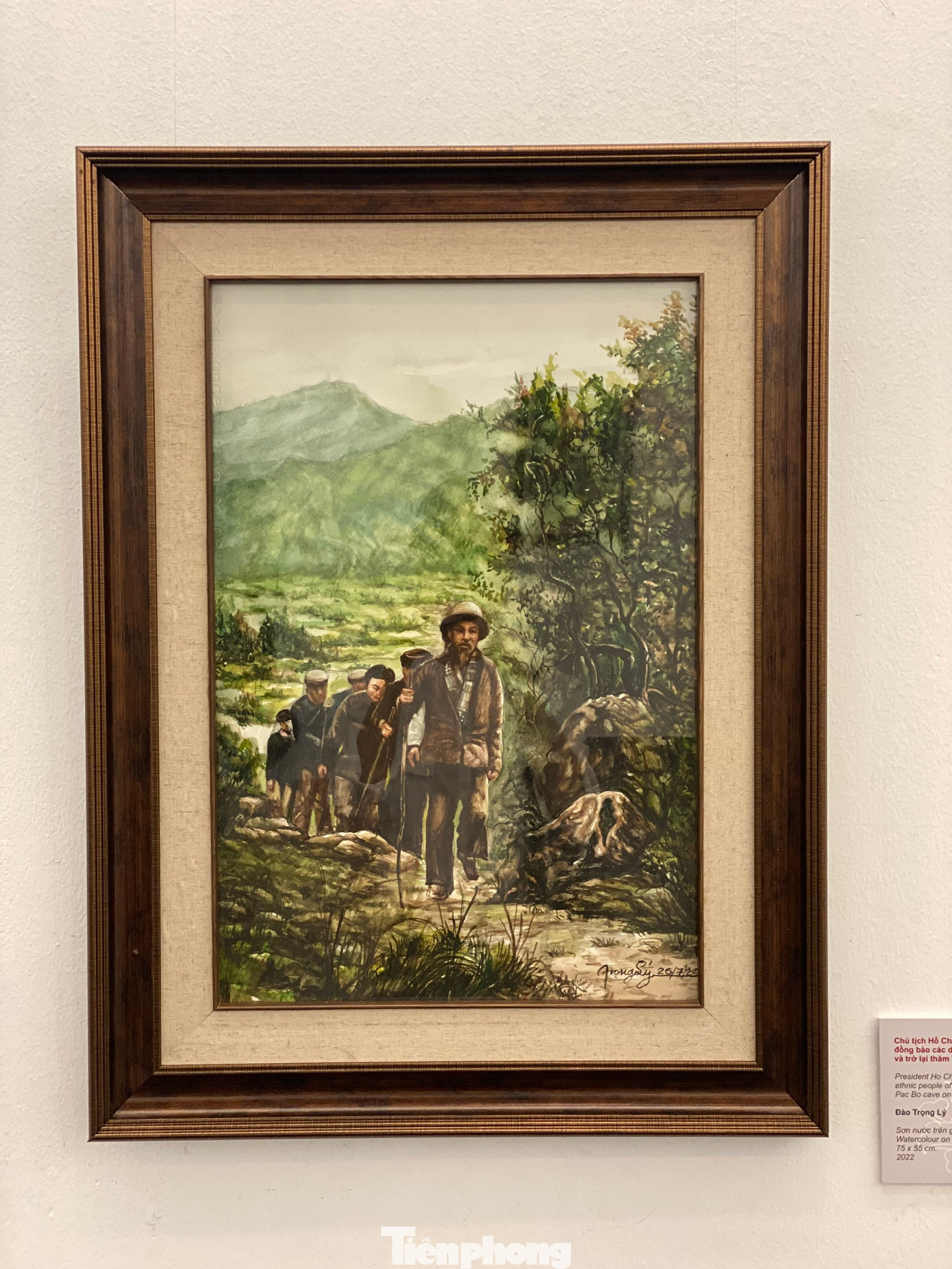 Chủ tịch Hồ Chí Minh cùng đồng bào các dân tộc.