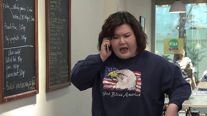 Liễu ham ăn lười làm, không ít lần khiến Huệ (Thu Quỳnh) gặp rắc rối. Đảm nhận nhiệm vụ giao hàng cho khách nhưng Liễu chỉ chăm chăm ăn vụng.